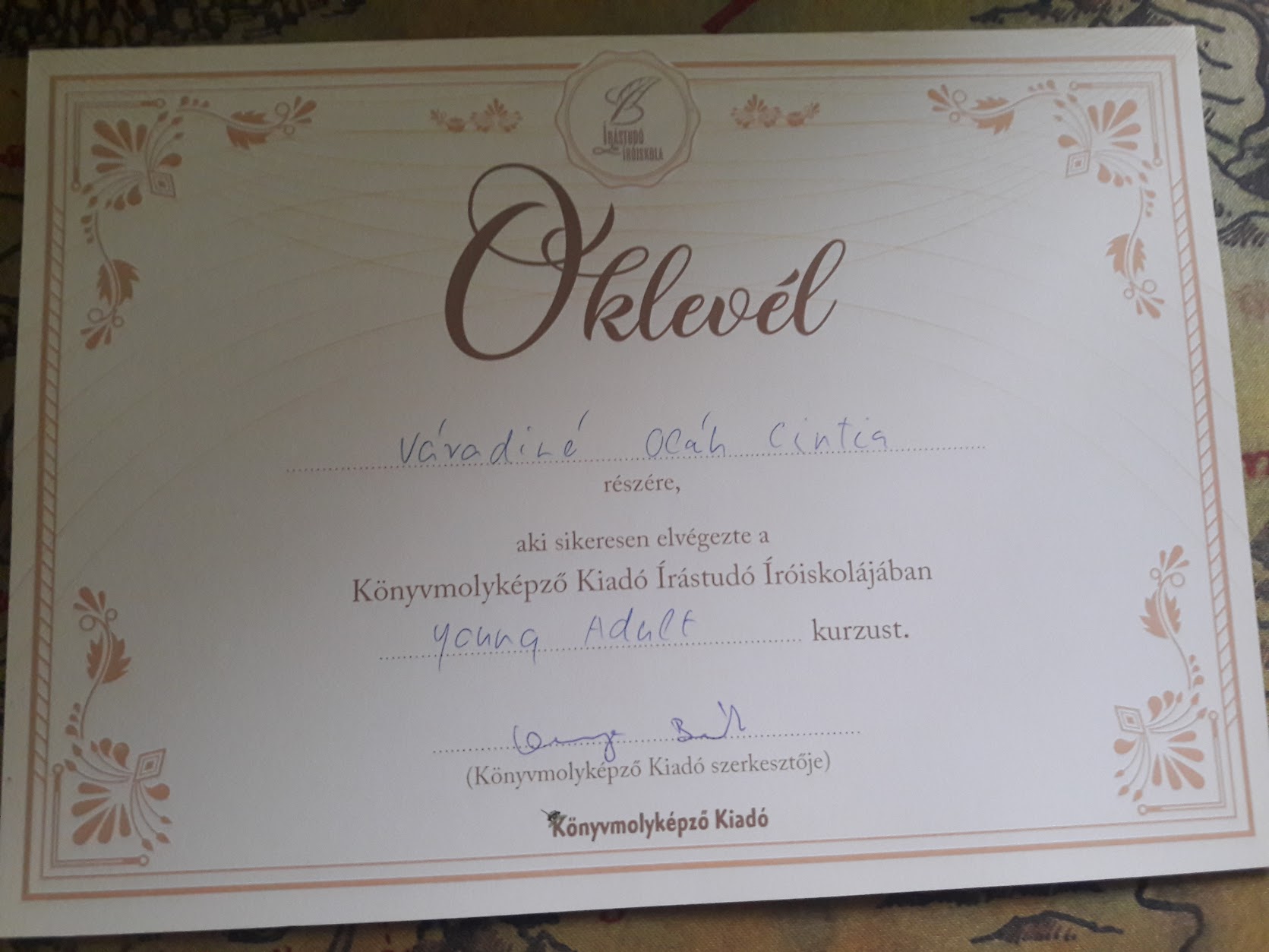 Oklevél — Könyvmolyképző Kiadó: Young Adult kurzus