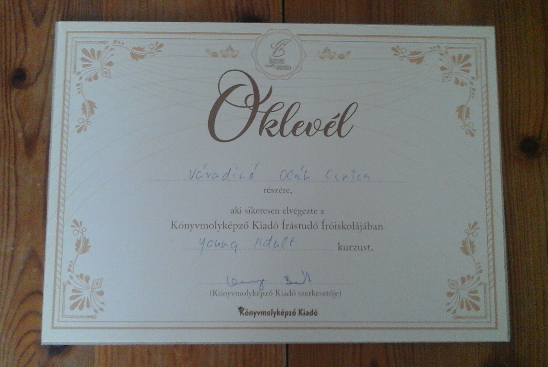 Oklevél — Könyvmolyképző Kiadó: Young Adult kurzus